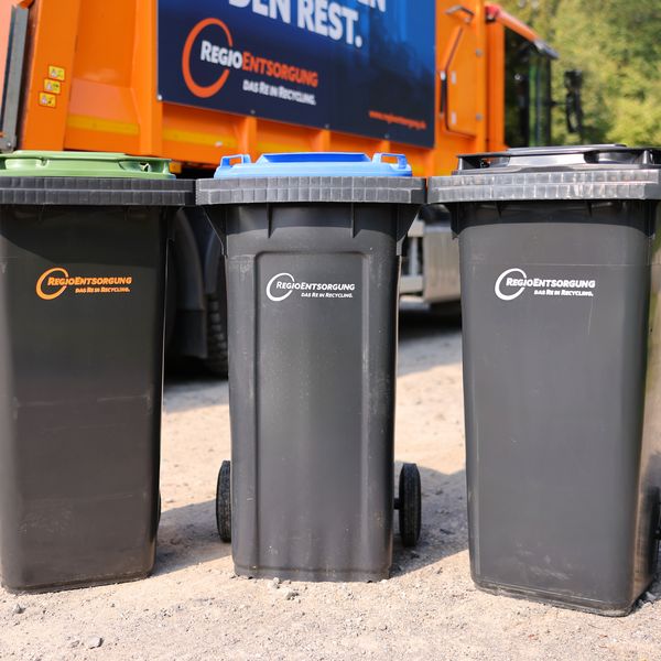 Biotonne, Papiertonne und Restmülltonne der RegioEntsorgung nebeneinander aufgestellt