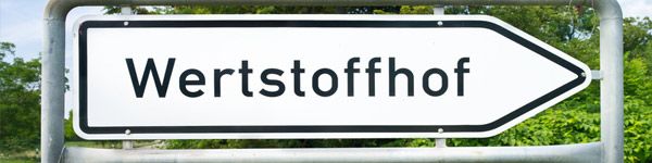 Weißes Schild mit der Aufschrift "Wertstoffhof"