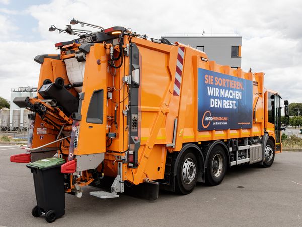 Biotonne am Pressmüllfahrzeug der RegioEntsorgung