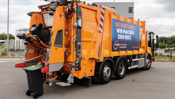 Biotonne am Pressmüllfahrzeug der RegioEntsorgung